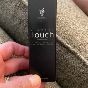 Younique Mineral Touch liquid foundation